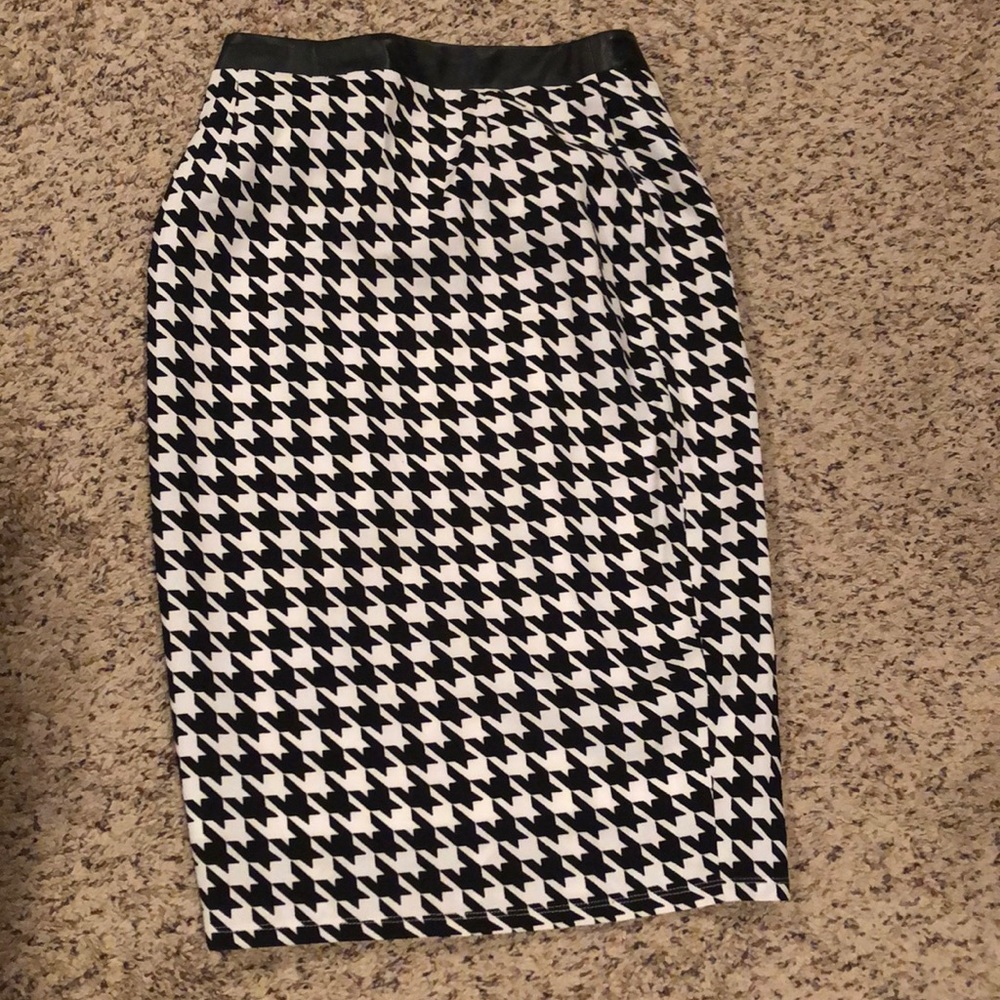 Houndstooth pencil skirt